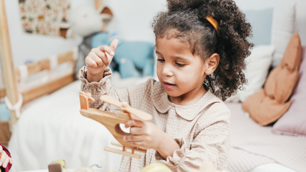 Brinquedos e móveis em madeira para ambientes kids